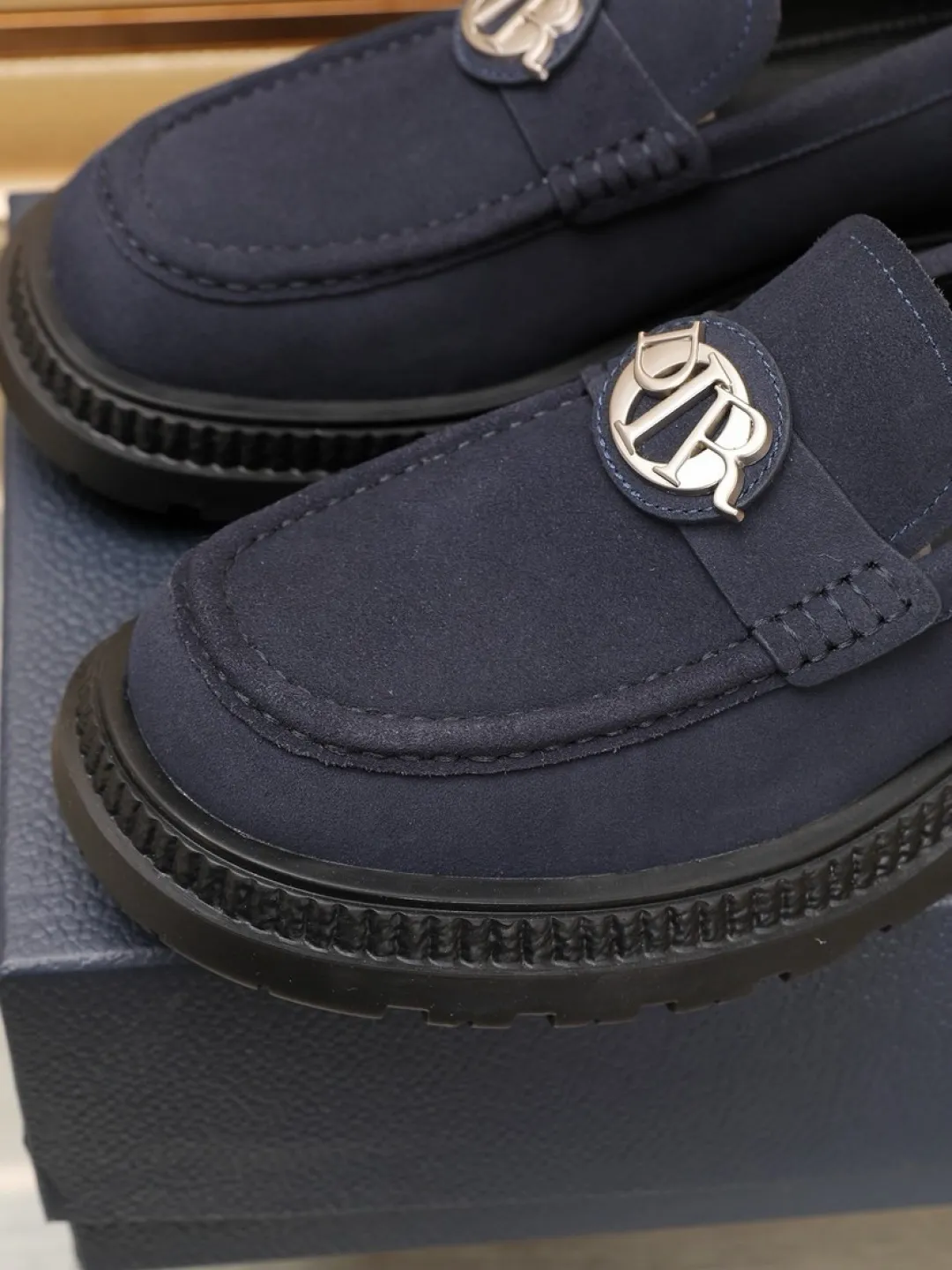 Factory P500💰dior 🆕Men's classic loafers, which combine classic shoe styles with retro California style. Slipper style design, easy to put on and take off. Crafted from top-grain cowhide leather, they feature a rubber lugged sole and the DIO* AND SHAWN signature in brass and enamel. Wear it with casual clothing or a suit. Size: 38-44 (45.46 customized